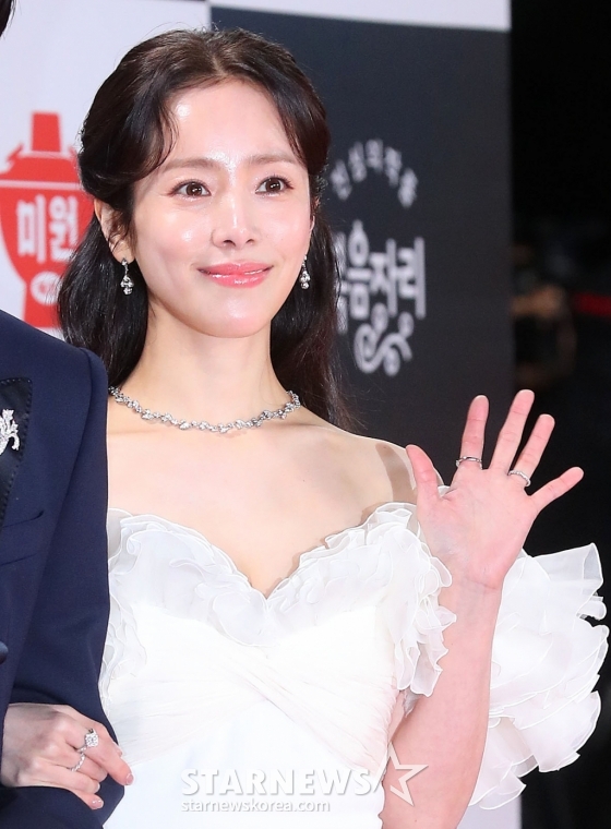 배우 한지민이 29일 오후 서울 영등포구 여의도동 KBS 신관홀에서 진행된 &#039;제45회 청룡영화상&#039; 레드카펫 행사에 참석해 포즈를 취하고 있다. 2024.11.29 /사진=김창현 chmt@
