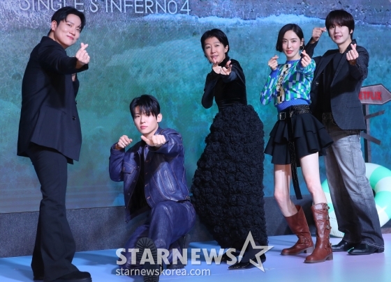 가수 한해, 방송인, 덱스, 홍진경, 배우 이다희, 가수 규현이 8일 오전 서울 마포구 호텔 나루 엠갤러리에서 진행된 넷플릭스 시리즈 &#039;솔로지옥4&#039; 제작발표회에 참석해 포즈를 취하고 있다.  &#039;솔로지옥4&#039;는 커플이 되어야만 나갈 수 있는 외딴 섬, &#039;지옥도&#039;에서 펼쳐질 솔로들의 솔직하고 화끈한 데이팅 리얼리티쇼. 오는 14일 공개. 2025.01.08 /사진=김창현 chmt@