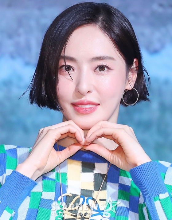 배우 이다희가 8일 오전 서울 마포구 호텔 나루 엠갤러리에서 진행된 넷플릭스 시리즈 &#039;솔로지옥4&#039; 제작발표회에 참석해 포즈를 취하고 있다.  &#039;솔로지옥4&#039;는 커플이 되어야만 나갈 수 있는 외딴 섬, &#039;지옥도&#039;에서 펼쳐질 솔로들의 솔직하고 화끈한 데이팅 리얼리티쇼. 오는 14일 공개. 2025.01.08 /사진=김창현 chmt@