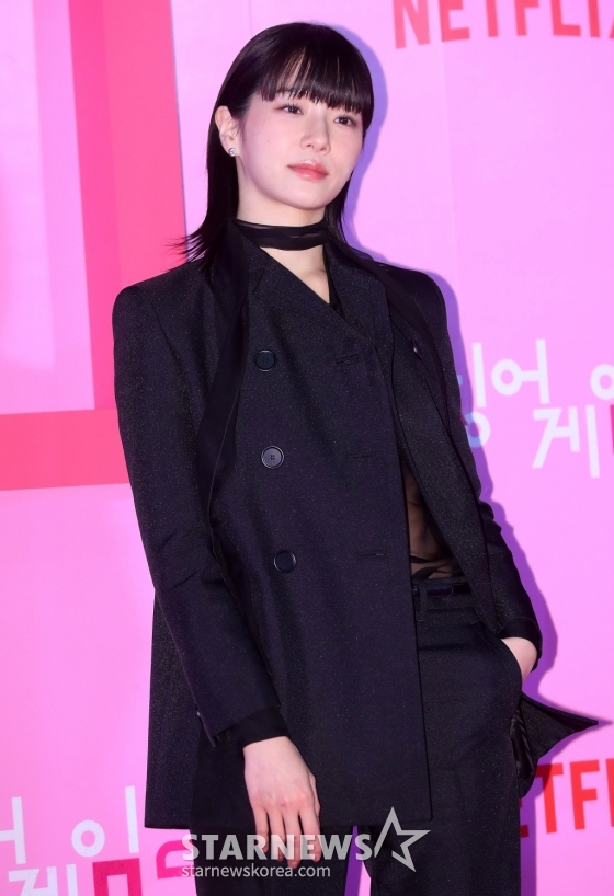 배우 박규영이 9일 오후 서울 중구 동대문디자인플라자에서 진행된 넷플릭스 시리즈 &#039;오징어 게임 시즌2&#039; 핑크카펫에 참석해 포즈를 취하고 있다.  &#039;오징어 게임 시즌2&#039;는 복수를 다짐하고 다시 돌아와 게임에 참가하는 &#039;기훈&#039;(이정재)과 그를 맞이하는 &#039;프론트맨&#039;(이병헌)의 치열한 대결, 그리고 다시 시작되는 진짜 게임을 담은 이야기다. 오는 26일 공개. 2024.12.9 /사진=김창현 chmt@