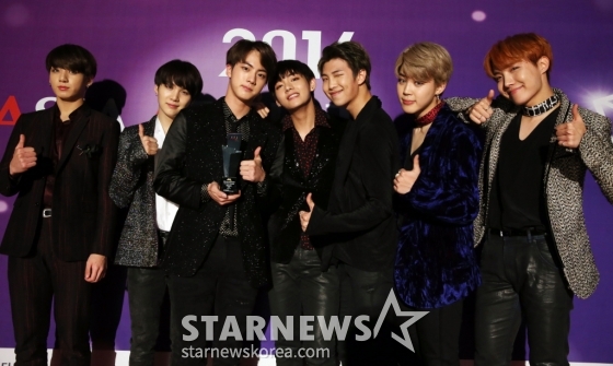 그룹 방탄소년단이 서울 동대문구 회기동 경희대학교 평화의전당에서 진행된 &#039;2016 Asia Artist Awards(AAA)&#039;에서 베스트 아티스트상을 수상하고 포즈를 취하고 있다. &#039;AAA&#039;는 글로벌 엔터테인먼트 미디어 스타뉴스(STARNEWS)가 주최하며 Asia Artist Awards 조직위원회가 주관, 그리고 머니투데이 미디어, 더스타아시아 등의 후원으로 열린다. 머니투데이방송(MTN), 네이버 브이라이브(V LIVE), 중국 바이두 모바일, 일본 TV아사히 위성으로 생중계한다. /사진=임성균 기자 tjdrbs23@