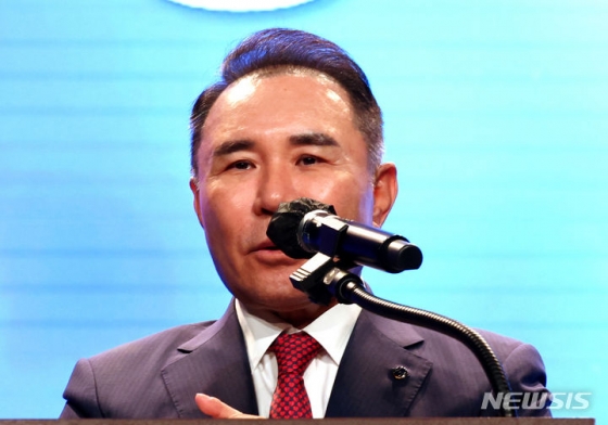 윤홍근 대한빙상경기연맹 회장이 지난 6월 서울 송파구 롯데호텔월드 크리스탈볼룸에서 열린 2024 빙상인의 밤에서 환영사를 하고 있다. /사진=뉴시스