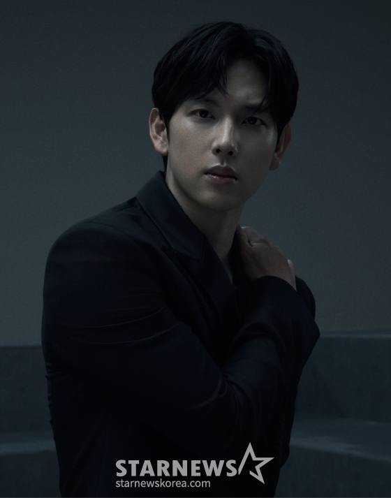 배우 임시완이 9일 오전 서울 종로구의 한 카페에서 진행된 넷플릭스 시리즈 &#039;오징어 게임2&#039; 관련 인터뷰를 위해 포즈를 취하고 있다.  임시완은 극 중 코인 투자 유튜버로 자신은 물론 투자자들에게 막대한 손실을 입힌 &#039;명기&#039; 역을 맡았다. / 사진제공=넷플릭스 /사진=김창현 chmt@