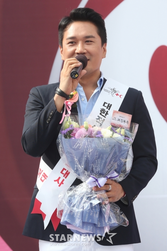$ 가수 JK김동욱이 13일 오후 서울 광화문 광장에서 열린 &#039;2014 세계 헌혈자의 날 기념식&#039;에서 소감을 말하고 있다. /사진=이기범 기자 leekb@