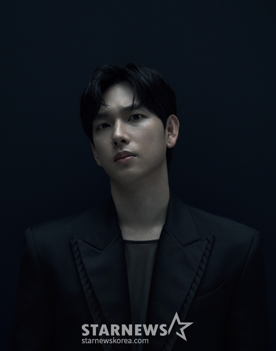 배우 임시완이 9일 오전 서울 종로구의 한 카페에서 진행된 넷플릭스 시리즈 &#039;오징어 게임2&#039; 관련 인터뷰를 위해 포즈를 취하고 있다.  임시완은 극 중 코인 투자 유튜버로 자신은 물론 투자자들에게 막대한 손실을 입힌 &#039;명기&#039; 역을 맡았다. / 사진제공=넷플릭스 /사진=김창현 chmt@