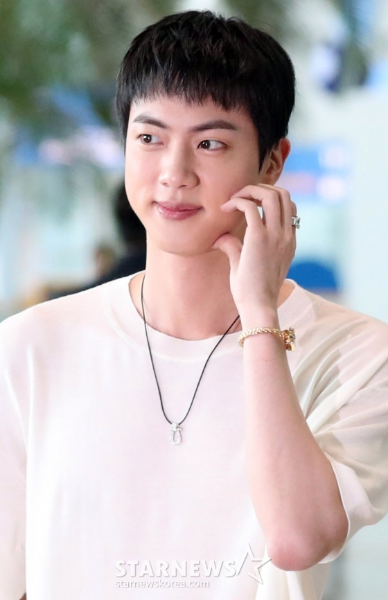 그룹 방탄소년단 진이 &#039;2024 파리 올림픽&#039;의 성화 봉송 일정을 위해 11일 오전 인천국제공항을 통해 출국하고 있다.2024.07.11 /사진=임성균