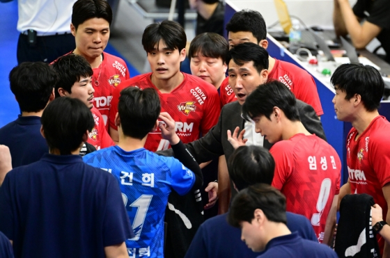 권영민(가운데) 감독이 한국전력 선수들에게 작전 지시하고 있다. /사진=한국배구연맹(KOVO) 제공