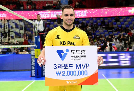 3라운드 MVP 시상하는 비예나. /사진=한국배구연맹(KOVO) 제공