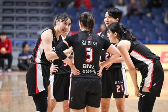 BNK 선수단이 9일 신한은행전에 나서고 있다. /사진=WKBL 제공 