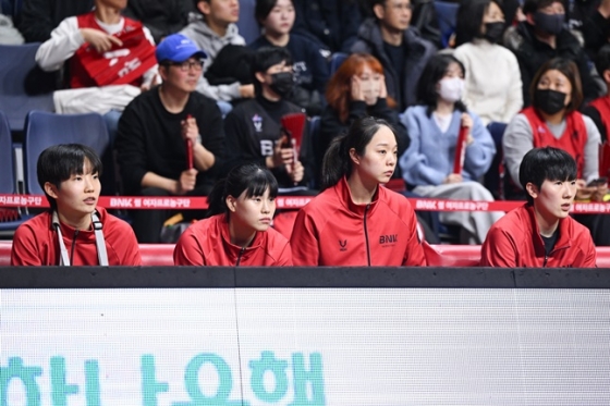 BNK 김정은과 이소희, 이하은, 박혜진(왼쪽부터)이 벤치에서 경기를 지켜보고 있다. /사진=WKBL 제공 