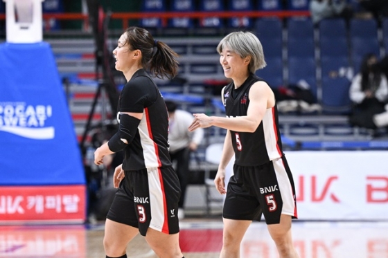 BNK 김민아(왼쪽)와 안혜지. /사진=WKBL 제공