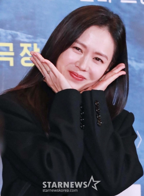 배우 손예진이 19일 오후 서울 CGV용산아이파크몰에서 진행된 영화 &#039;하얼빈&#039; VIP 시사회에 참석해 포즈를 취하고 있다. /2024.12.19 /사진=이동훈 photoguy@