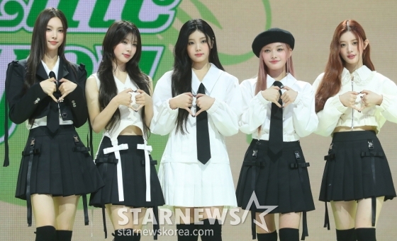 걸그룹 아일릿(ILLIT)이 21일 오후 서울 광진구 예스24 라이브홀에서 진행된 미니 2집 &#039;I&#039;LL LIKE YOU&#039; 쇼케이스에 참석해 포즈를 취하고 있다.  &#039;I&#039;LL LIKE YOU&#039;는 순간에 과몰입하는 소녀가 친해지고 싶은 상대를 만나 고민하지만, 결국 자신의 마음을 믿고 &#039;너&#039;에게 직진하는 &#039;나&#039;의 모습을 노래한다. 이 앨범에는 타이틀곡 &#039;Cherish (My Love)&#039;를 포함해 &#039;I&#039;ll Like You&#039;, &#039;IYKYK (If You Know You Know)&#039;, &#039;Pimple&#039;, &#039;Tick-Tack&#039; 등 총 5곡이 수록됐다. 2024.10.21 /사진=김창현 chmt@