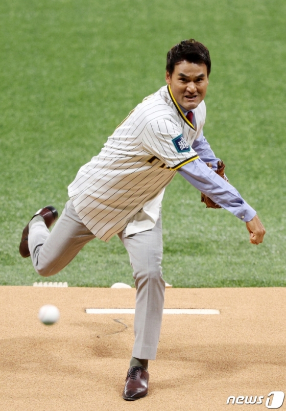  한국인 최초 메이저리거 박찬호(전 LA 다저스 선수)가 지난해 3월 20일 서울 고척스카이돔에서 열린 미국프로야구(MLB) 공식 개막전 LA 다저스 vs 샌디에이고 파드리스 1차전 경기 시작 전 시구를 하고 있다. /사진=뉴스1