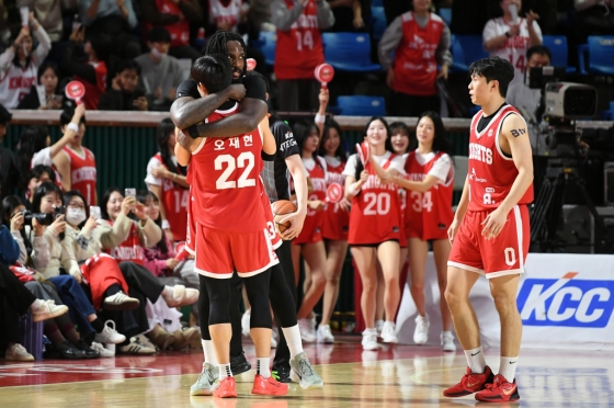 자밀 워니(가운데 위)가 오재현을 안아주고 있다. /사진=KBL 제공