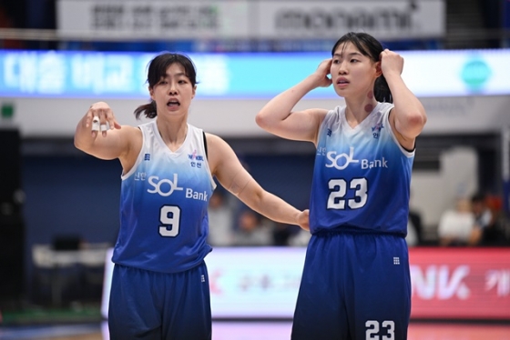 이경은(왼쪽)과 홍유순. /사진=WKBL 제공