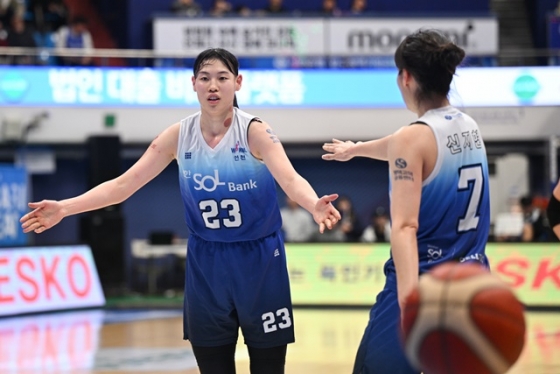 홍유순(왼쪽). /사진=WKBL 제공