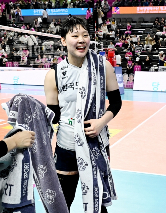 한국도로공사 신인 세터 김다은이 11일 흥국생명전 승리 후 MVP로 선정된 뒤 동료들의 물 세례를 받고 미소를 짓고 있다. /사진=KOVO 제공