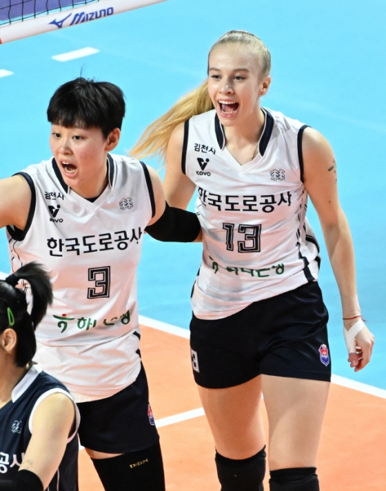 김다은(왼쪽)이 팀 득점 후 니콜로바와 함께 기뻐하고 있다. /사진=KOVO 제공