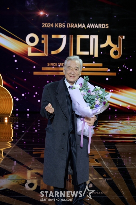 배우 이순재가 11일 오후 KBS 2TV에서 방송된 &#039;2024 KBS 연기대상&#039;에서 대상을 받은 뒤 포즈를 취하고 있다.  &#039;2024 KBS 연기대상&#039;은 지난달 31일 서울 영등포구 여의도 KBS홀에서 MC 장성규, 소녀시대 서현, 문상민의 진행 아래 시상식이 꾸며졌다. 작년 12월 29일 무안공항 제주항공 여객기 참사 여파로 국가 애도 기간이 선포됨에 따라 추모 물결에 동참, 예정된 생중계를 취소하고 방송을 한 해 미뤘다. / 사진제공=KBS /사진=김창현 chmt@