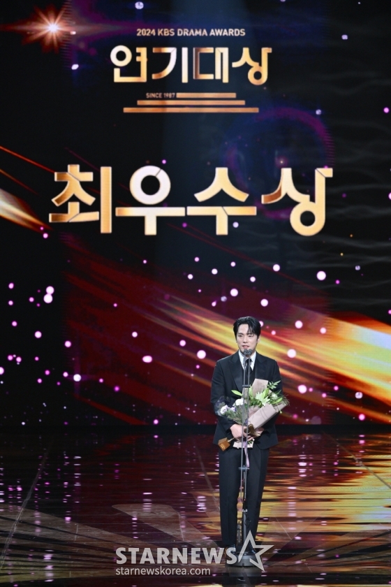 배우 김정현이 11일 오후 KBS 2TV에서 방송된 &#039;2024 KBS 연기대상&#039;에서 최우수상을 수상한 뒤 소감을 말하고 있다.  &#039;2024 KBS 연기대상&#039;은 지난달 31일 서울 영등포구 여의도 KBS홀에서 MC 장성규, 소녀시대 서현, 문상민의 진행 아래 시상식이 꾸며졌다. 작년 12월 29일 무안공항 제주항공 여객기 참사 여파로 국가 애도 기간이 선포됨에 따라 추모 물결에 동참, 예정된 생중계를 취소하고 방송을 한 해 미뤘다. / 사진제공=KBS /사진=김창현 chmt@