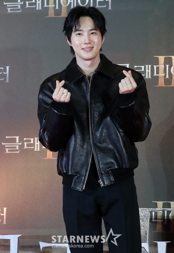 엑소 수호가 5일 오후 서울 용산구 아이파크몰 CGV에서 진행된 영화 &#039;글래디에이터2&#039; VIP시사회에 참석해 포즈를 취하고 있다.  &#039;글래디에이터2&#039;는 &#039;막시무스&#039;의 죽음으로부터 20여 년 후, 콜로세움에서 로마의 운명을 건 결투를 벌이는 &#039;루시우스&#039;(폴 메스칼)의 이야기를 그린 영화다. 오는 13일 개봉. 2024.11.05 /사진=김창현 chmt@