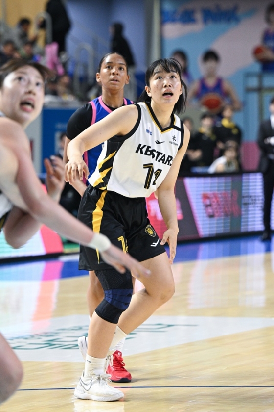 경기에 집중하는 송윤하(오른쪽). /사진=WKBL 제공