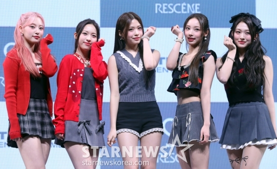 걸그룹 리센느(RESCENE)가 26일 오후 서울 광진구 예스24 라이브홀에서 진행된 싱글 1집 &#039;Re:Scene&#039;(리 씬) 발매 기념 쇼케이스에 참석해 포즈를 취하고 있다.  리센느의 싱글 1집 &#039;Re:Scene&#039;는 플로럴 향을 담아낸 앨범으로 꽃처럼 우아하고 고급스러운 매력을 지녔다. 2024.03.26 /사진=김창현