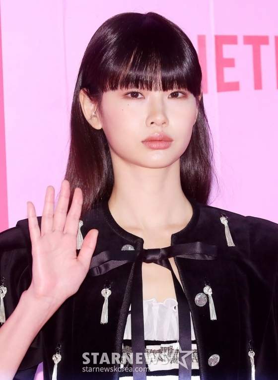 배우 정호연이 9일 오후 서울 중구 동대문디자인플라자에서 진행된 넷플릭스 시리즈 &#039;오징어 게임 시즌2&#039; 핑크카펫에 참석해 포즈를 취하고 있다.  &#039;오징어 게임 시즌2&#039;는 복수를 다짐하고 다시 돌아와 게임에 참가하는 &#039;기훈&#039;(이정재)과 그를 맞이하는 &#039;프론트맨&#039;(이병헌)의 치열한 대결, 그리고 다시 시작되는 진짜 게임을 담은 이야기다. 오는 26일 공개. 2024.12.9 /사진=김창현 chmt@