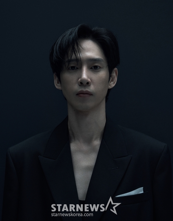 배우 박성훈이 8일 오후 서울 종로구의 한 카페에서 진행된 넷플릭스 시리즈 &#039;오징어 게임2&#039; 관련 인터뷰를 위해 포즈를 취하고 있다.  박성훈은 극 중 트랜스젠더 현주 역을 맡아 열연했다. / 사진제공=넷플릭스 /사진=김창현 chmt@