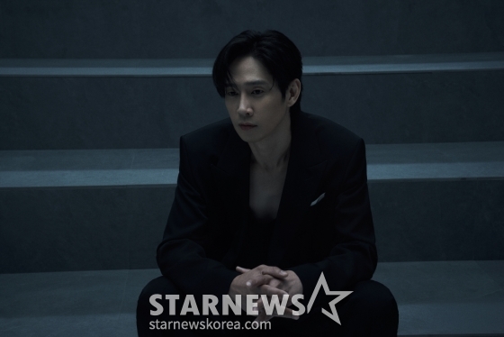 배우 박성훈이 8일 오후 서울 종로구의 한 카페에서 진행된 넷플릭스 시리즈 &#039;오징어 게임2&#039; 관련 인터뷰를 위해 포즈를 취하고 있다.  박성훈은 극 중 트랜스젠더 현주 역을 맡아 열연했다. / 사진제공=넷플릭스 /사진=김창현 chmt@