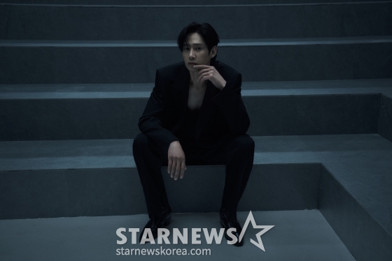 배우 박성훈이 8일 오후 서울 종로구의 한 카페에서 진행된 넷플릭스 시리즈 &#039;오징어 게임2&#039; 관련 인터뷰를 위해 포즈를 취하고 있다.  박성훈은 극 중 트랜스젠더 현주 역을 맡아 열연했다. / 사진제공=넷플릭스 /사진=김창현 chmt@