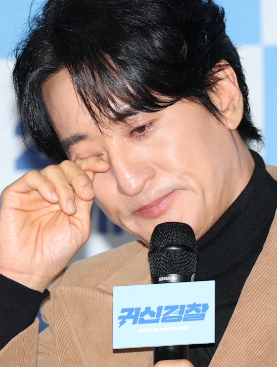 (서울=뉴스1) 권현진 기자 = 배우 신현준이 13일 서울 용산구 CGV용산아이파크몰에서 열린 영화 &#039;귀신경찰&#039;(감독 김영준) 언론시사회에 참석해 고 김수미 생각에 눈물을 흘리고 있다.  &#039;귀신경찰&#039;은 돈벼락 한 번 못 맞고 때 아닌 날벼락 맞은 이후 하찮은 능력을 갖추게 된 경찰이 그의 가족과 예기치 못한 사건에 얽히며 벌어지는 패밀리 코미디다. 2025.1.13/뉴스1  Copyright (C) 뉴스1. All rights reserved. 무단 전재 및 재배포,  AI학습 이용 금지. /사진=(서울=뉴스1) 권현진 기자