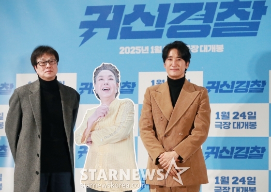 김영준 감독, 배우 신현준이 13일 오후 서울 CGV용산아이파크몰에서 진행된 영화 &#039;귀신경찰&#039;(감독 김영준) 언론배급시사회 및 기자간담회에 참석해 故 김수미의 등신대와 포즈를 취하고 있다. /2025.01.13 /사진=이동훈 photoguy@