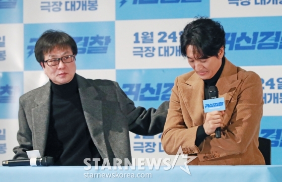 배우 신현준이 13일 오후 서울 CGV용산아이파크몰에서 진행된 영화 &#039;귀신경찰&#039;(감독 김영준) 언론배급시사회 및 기자간담회에 참석해 故 김수미의 질문에 답하며 눈물을 참고 있다. /2025.01.13 /사진=이동훈 photoguy@