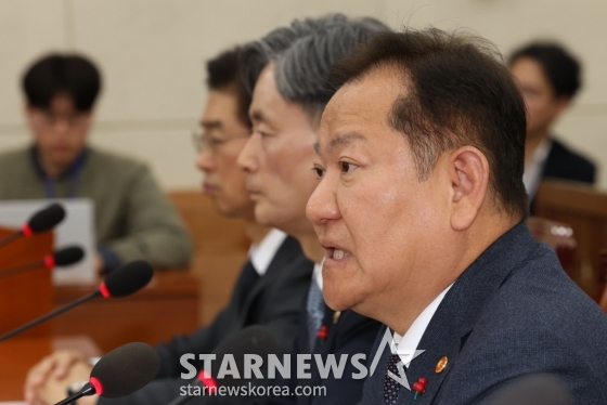 [서울=뉴시스] 권창회 기자 = 5일 오전 서울 여의도 국회에서 열린 행정안전위원회 전체회의 비상계엄 관련 긴급 현안질의에서 이상민 행정안전부 장관이 의원질의에 답하고 있다. 2024.12.05. kch0523@newsis.com /사진=권창회