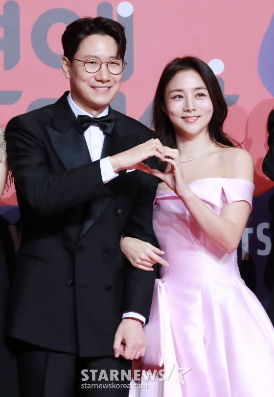 조우종-정다은 부부가 29일 오후 서울 상암동 SBS 프리즘센터에서 진행된 2023 SBS 연예대상 포토월 행사에 참석해 포즈를 취하고 있다. /2023.12.30 /사진=이동훈