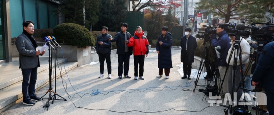 취재진 앞에서 기자회견 중인 신문선(가장 왼쪽) 후보의 모습. /사진=뉴시스