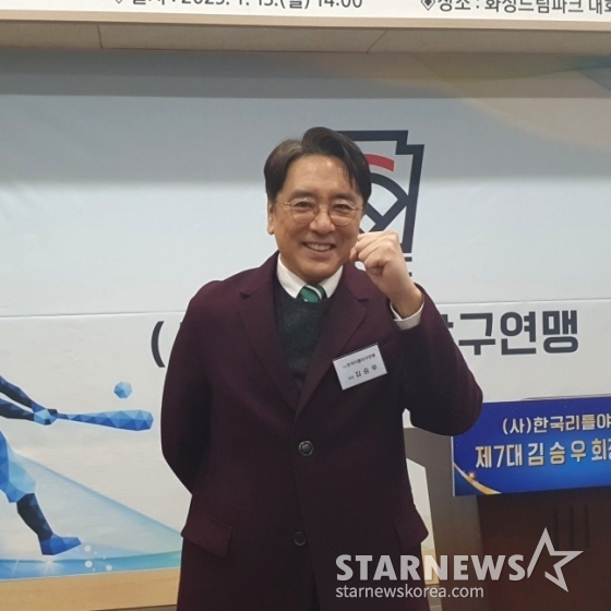 김승우 한국리틀야구연맹회장이 13일 경기 화성 드림파크에서 열린 제7회 한국리틀야구연맹 회장 취임식에서 취재진 앞에 포즈를 취하고 있다. /사진=김동윤 기자