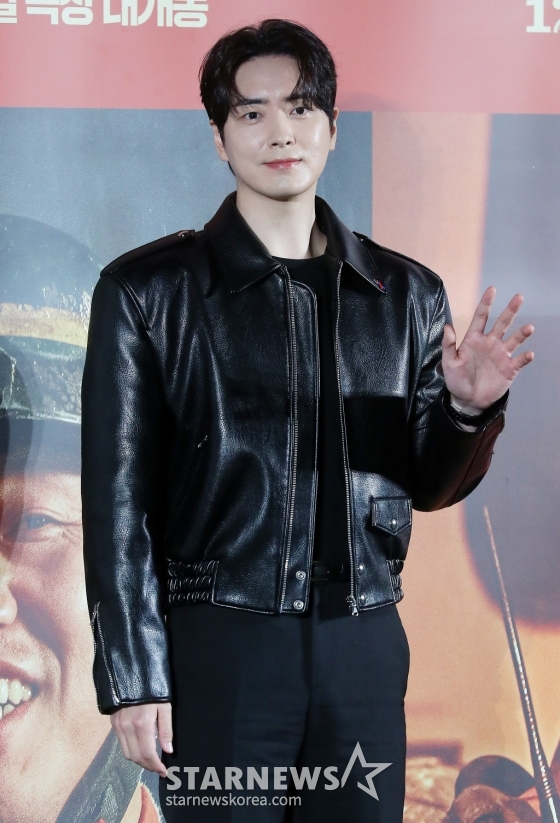 배우 이준혁이 8일 오전 서울 용산구 아이파크몰 CGV에서 진행된 영화 &#039;소방관&#039; 제작보고회에 참석해 포즈를 취하고 있다.  &#039;소방관&#039;은 2001년 홍제동 화재 참사 사건 당시 열악한 환경 속에서도 화재 진압과 전원 구조라는 단 하나의 목표를 가지고 투입된 소방관들의 상황을 그린 이야기. 12월 4일 개봉. 2024.11.08 /사진=김창현 chmt@