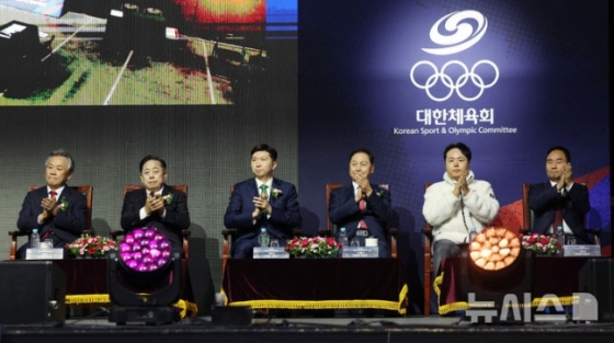 14일 서울 송파구 올림픽공원 올림픽홀에서 열린 제42대 대한체육회장선거에서 이기흥(왼쪽부터), 김용주, 유승민, 강태선, 오주영, 강신욱 후보가 참석해 있다. /사진=뉴시스