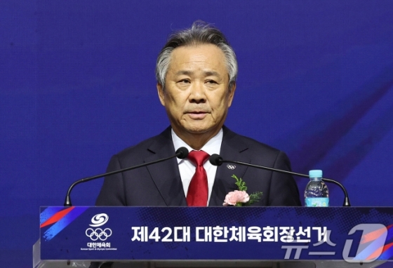 14일 오후 서울 송파구 올림픽공원 올림픽홀에서 열린 제42대 대한체육회장선거에 앞서 이기흥 후보가 정견발표를 하고 있다. /사진=뉴스1
