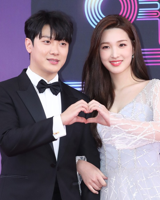 (서울=뉴스1) 권현진 기자 = 최민환, 율희 부부가 22일 서울 영등포구 여의도동 KBS 본관 시청자광장에서 열린 &#039;2018 KBS 연예대상&#039; 레드카펫 행사에 참석해 포즈를 취하고 있다. 2018.12.23/뉴스1