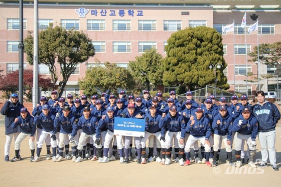 마산고 야구부 학생들이 NC가 전달한 후드티를 입고 있다. /사진=NC 다이노스 제공 