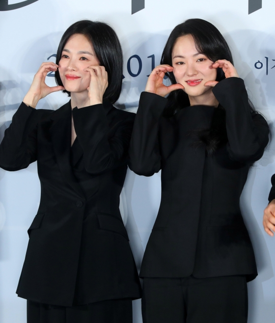 [서울=뉴시스] 김혜진 기자 = 배우 송혜교(왼쪽), 전여빈이 16일 오전 서울 CGV 용산아이파크몰에서 열린 영화 &#039;검은 수녀들&#039;(권혁재 감독) 제작보고회에서 포즈를 취하고 있다.  &#039;검은 수녀들&#039;은 강력한 악령에 사로잡힌 소년을 구하기 위해 금지된 의식에 나서는 사람들의 이야기를 그린 영화다. 한국 오컬트의 새로운 장을 열었다는 평가를 받으며 544만 관객을 사로잡은 &#039;검은 사제들&#039;의 두 번째 이야기로 주목도를 높인다.  2025년 1월 24일 극장에서 개봉. 2024.12.16. jini@newsis.com /사진=김혜진