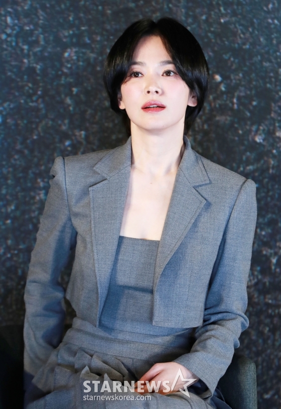배우 송혜교가 14일 오후 서울 롯데시네마 월드점에서 진행된 영화 &#039;검은 수녀들&#039;(감독 권혁재) 쇼케이스에 참석해 포즈를 취학고 있다. /2025.01.14 /사진=이동훈 photoguy@