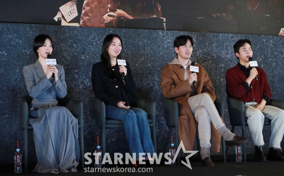 배우 송혜교, 전여빈, 이진욱, 문우진이 14일 오후 서울 롯데시네마 월드점에서 진행된 영화 &#039;검은 수녀들&#039;(감독 권혁재) 쇼케이스에 참석해 인사말을 하고 있다. /2025.01.14 /사진=이동훈 photoguy@