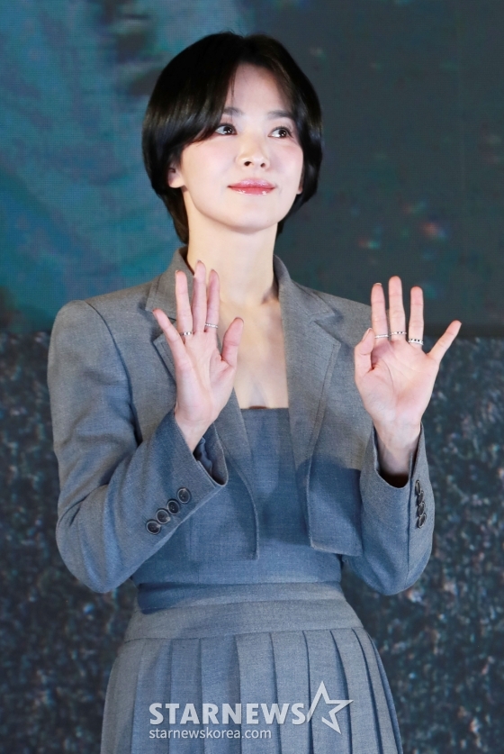 배우 송혜교가 14일 오후 서울 롯데시네마 월드점에서 진행된 영화 &#039;검은 수녀들&#039;(감독 권혁재) 쇼케이스에 참석해 포즈를 취학고 있다. /2025.01.14 /사진=이동훈 photoguy@