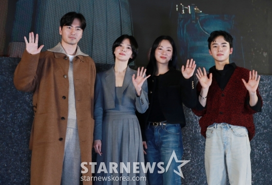 배우 이진욱, 송혜교, 전여빈, 문우진이 14일 오후 서울 롯데시네마 월드점에서 진행된 영화 &#039;검은 수녀들&#039;(감독 권혁재) 쇼케이스에 참석해 포즈를 취하고 있다. /2025.01.14 /사진=이동훈 photoguy@