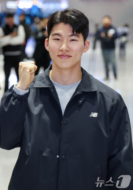  LA 다저스 김혜성이 14일 인천국제공항을 통해 출국하기에 앞서 포즈를 취하고 있다. /사진=뉴스1